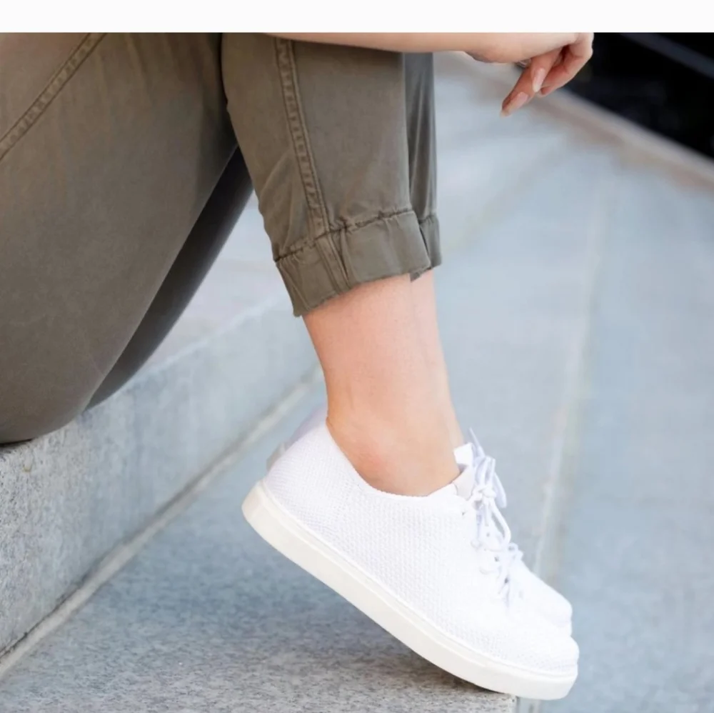 NWOB ! Nisolo White Cream Women's Sneakers